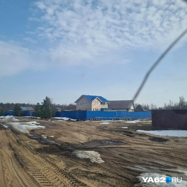 На улицах села довольно чисто, несмотря на то, что мусоровоз давно не приезжал | Источник: Светлана Коновалова / YA62.RU