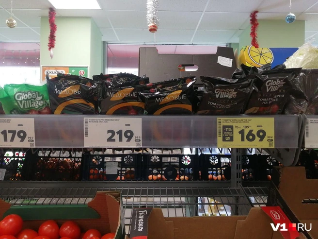 Цены на томаты черри больше в 4 раза. На фото представлена стоимость лотка в 200–250 граммов | Источник: Ирина Яковлева / V1.RU