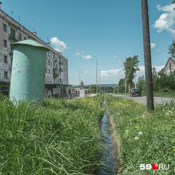 Напротив заброшек еще стоят жилые дома | Источник: Василина Любимова / 59.RU
