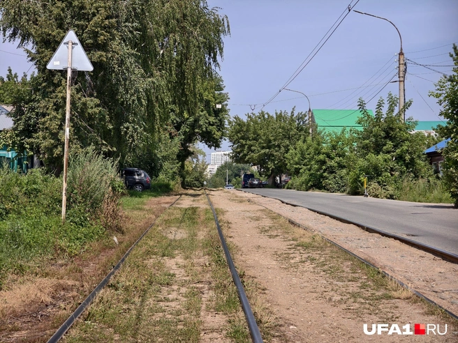 Да и рельсам тоже нужен ремонт, но увы&nbsp;— эта улица в сделку не входила | Источник: Булат Салихов / UFA1.RU