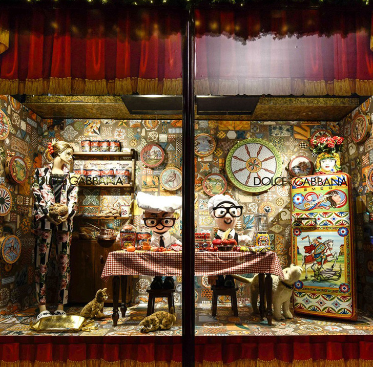 Dolce & Gabbana украсили витрины британского Harrods к Рождеству фото [13]