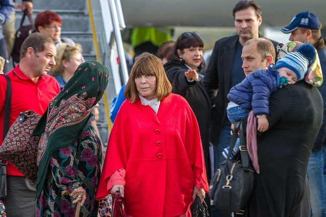 Наталья Варлей общается с поклонницей | Источник: Анна Хвостова