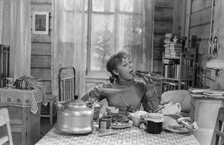 Кухня Кати Тихомировой и холостяцкая берлога Афони: 5 интерьеров из советских фильмов, в которых решалась судьба