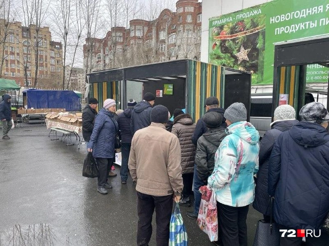 Тюменцы стоят в очереди за мясом | Источник: Радик Енчу / 72.RU