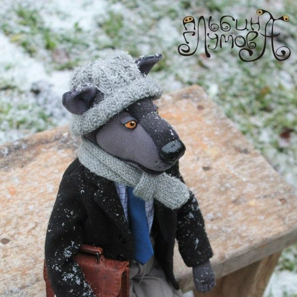 Одна из первых работ Альбины из текстиля. Волк Владимир — очень ответственный работник | Источник: Авторские куклы Альбины Глумовой / Vk.com