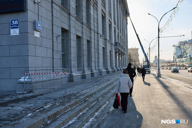 Еще один вариант избежать падения&nbsp;— ходить там, где почищено. Увы, новосибирцы, которым он подходит, в меньшинстве | Источник: Александр Ощепков / NGS.ru