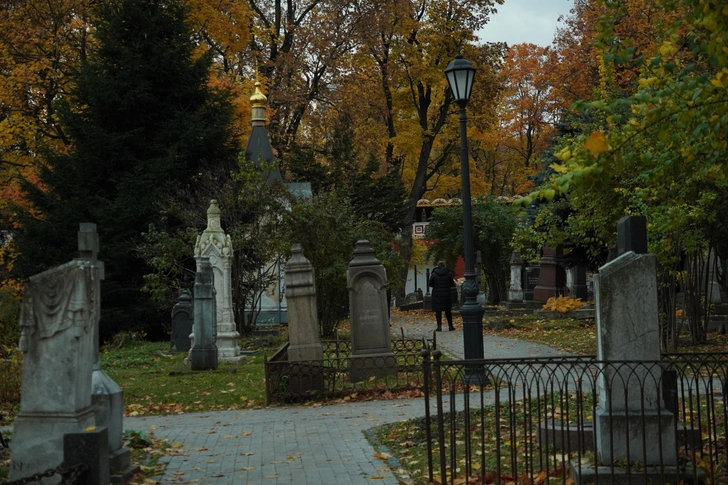 Загадочные склепы, ангелы и плакальщицы: 3 самых красивых кладбища Москвы