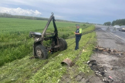 Грузовик снес трактор на Тюменском тракте: водитель погиб