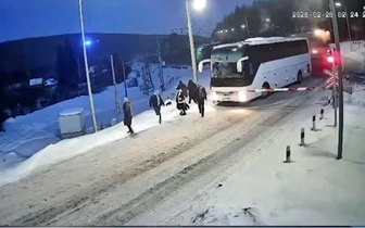 В Иркутской области грузовой поезд проехал в сантиметрах от автобуса с людьми. Видео