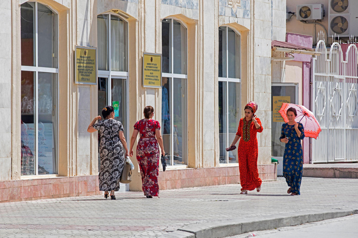 Нельзя красить волосы и держаться за руки: как притесняют женщин в Туркменистане