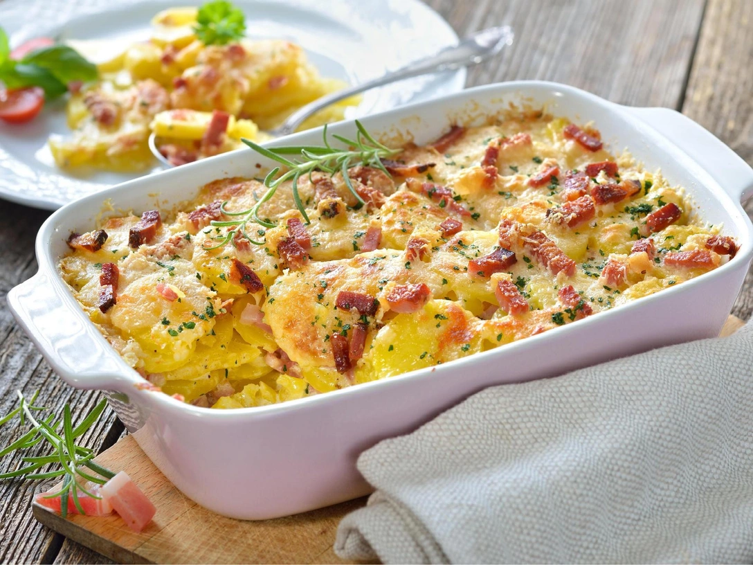 Завтрак на всю семью: сытная запеканка с картофелем, беконом и яйцом, которая понравится каждому | marieclaire.ru