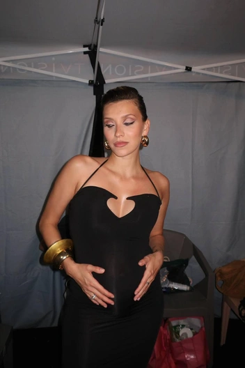 Стилисты подбирали красивые образы, красиво подчеркивающие положение 