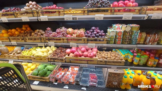 Изобилие фруктов даже в небольшом сетевом магазине Aten | Источник: Анна Голубницкая / MSK1.RU