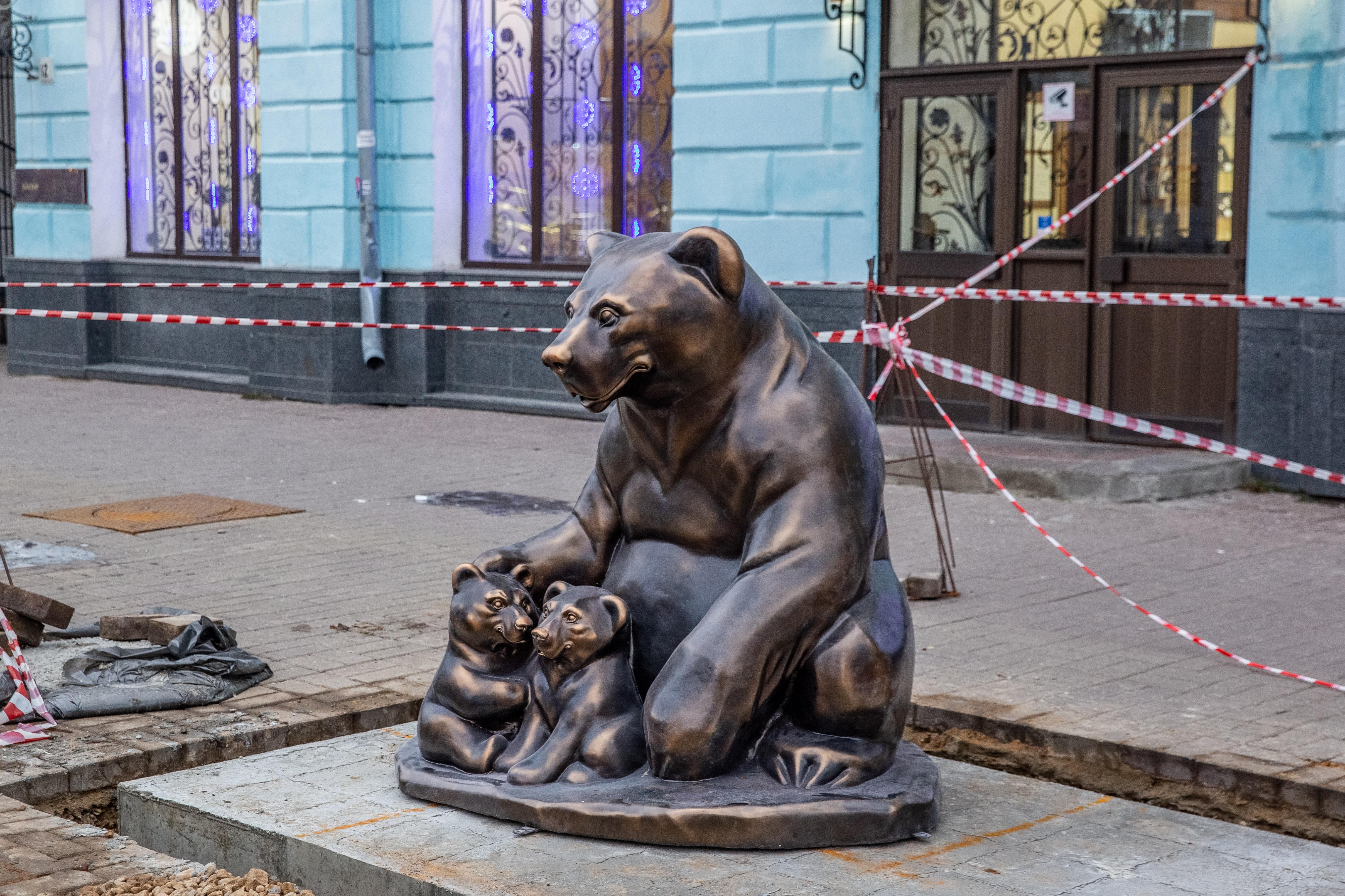 Стали появляться по всему центру: что за медведей с желтыми табло устанавливают в Ярославле