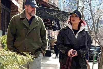 Дэвид Харбор замечен с загадочной женщиной, пропустив свадьбу коллеги