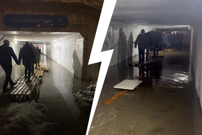 В Домодедово переход затопило, жители идут по доскам