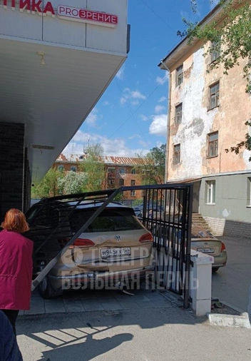 В аварии пострадали машина и пассажирка «Ниссана» | Источник: Большая Пермь | URA.RU / Telegram