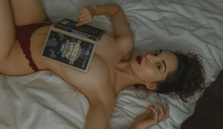 Pantyhose va paypoqlarda etuk ayollar