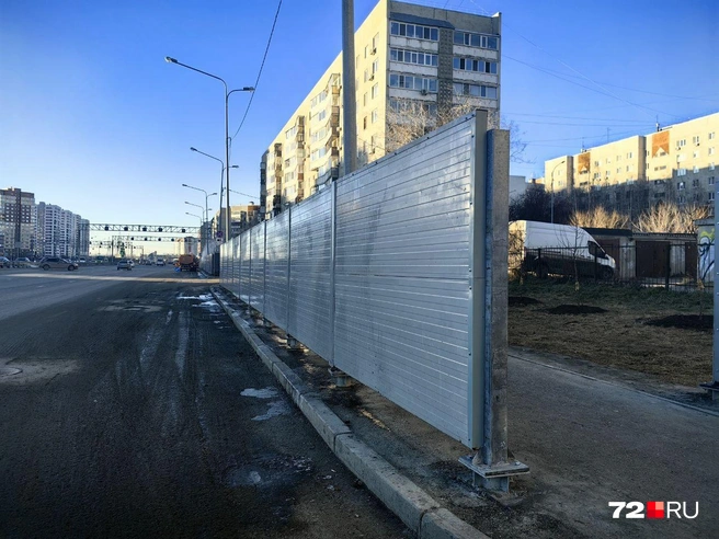 Заборы устанавливают на улице Монтажников | Источник: Павел Красоткин / 72.RU