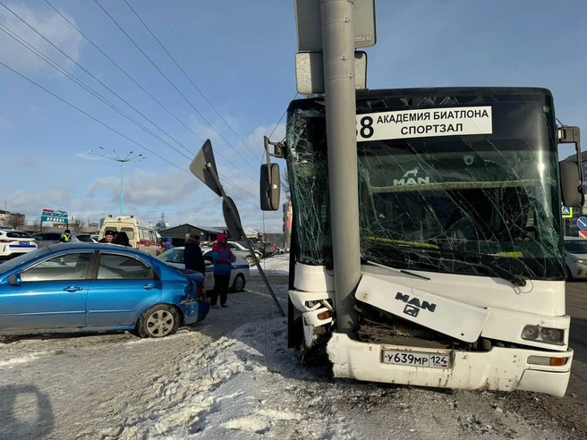 Семь пассажиров пострадали | Источник: МВД 24 / t.me