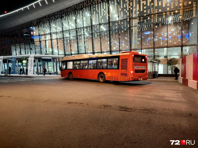 Забирает пассажиров автобус у нового терминала. Именно там зона прилета с этого года  | Источник: Павел Красоткин / 72.RU 