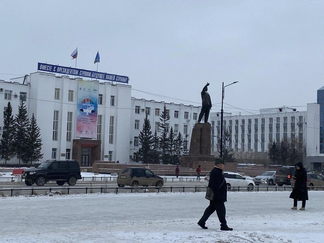 Айсен Николаев предлагает отделить новую часть с фонтаном от памятника вождю пролетариата  | Источник: Надежда Ефимова / 14.RU