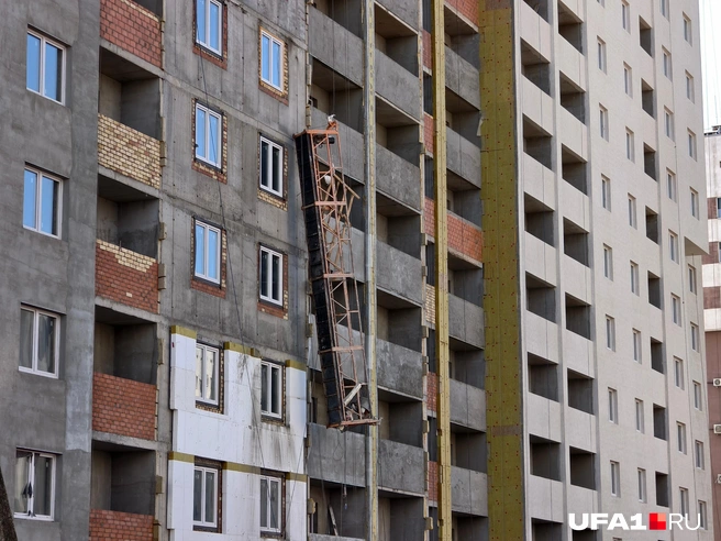 Один из рабочих скончался в машине скорой | Источник: Булат Салихов / UFA1.RU
