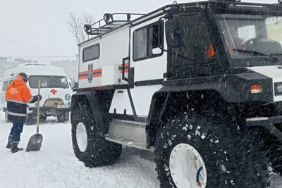Магаданские спасатели вызволили из снега две скорые