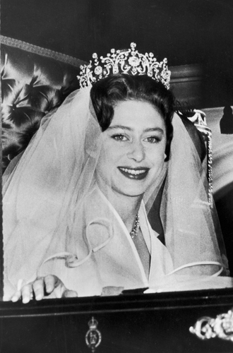 Принцесса МаргаретВ 1960 году под венец пошла младшая сестра Ее Величества Маргарет, на замужество которой вся королевская семья возлагала большие надежды, ибо покладистым характером девушка не отличалась. Это была по-светски изящная свадьба: невеста предстала перед женихом в довольно простом платье, сделав основной акцент на массивной бриллиантовой тиаре Полтимор, которую Маргарет… купила себе сама годом ранее на аукционе. Украшение оставалось при принцессе всю ее жизнь, а в 2006 году, уже после ее смерти, ушло из королевской семьи так же, как и пришло – через аукцион.