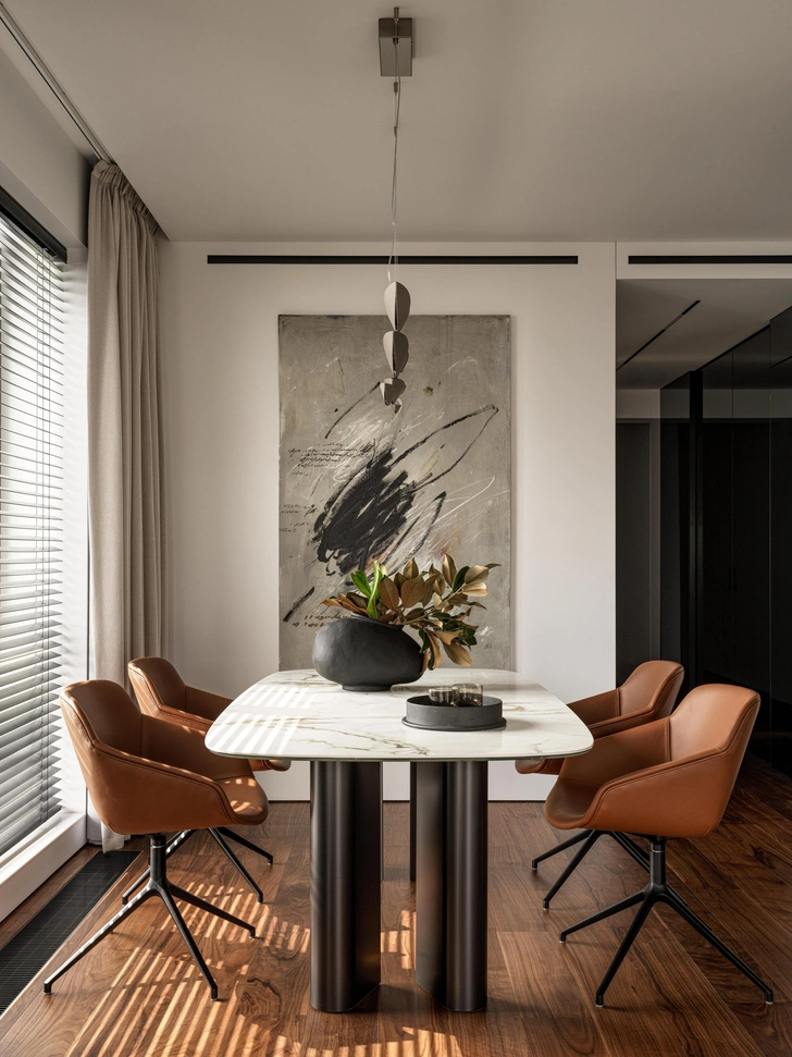 Картина Episode, Евгений Ветров. Стулья, BoConcept. Стол, Bonaldo Geometric Table. | Источник: Сергей Красюк. Стиль: Екатерина Наумова