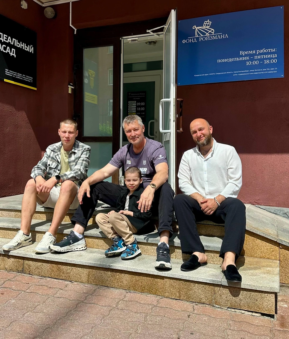 Евгению и Юре помогли в фонде Ройзмана, на фото они с Евгением Ройзманом (признан иноагентом по решению Минюста) и с другом, общественником из Кольцово Сергеем Шунеевым, он тоже участвует в помощи семьи | Источник: Сергей Шунеев