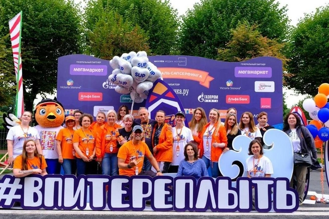Яркие футболки, оранжевые кепки и еноты в кигуруми: команды готовятся к «Фонтанке SUP» | Источник: «Фонтанка.ру»