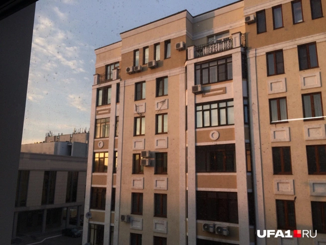 Закат из окна офиса | Источник: Андрей Бирюков / UFA1.RU