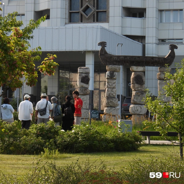 Китайским туроператорам показали памятник «Кама-река» и рассказали его историю | Источник: Кирилл Хафизов / 59.RU