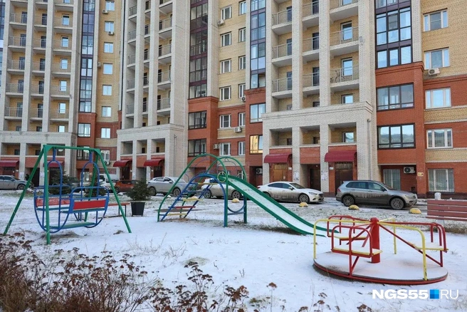Во дворах типовые карусели | Источник: Евгений Софийчук / NGS55.RU