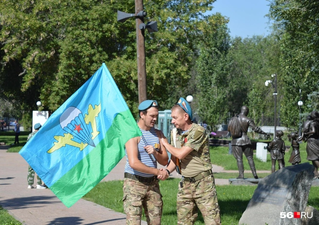 Военнослужащие поздравляли друг друга с праздником | Источник: Анастасия Баринова / 56.RU