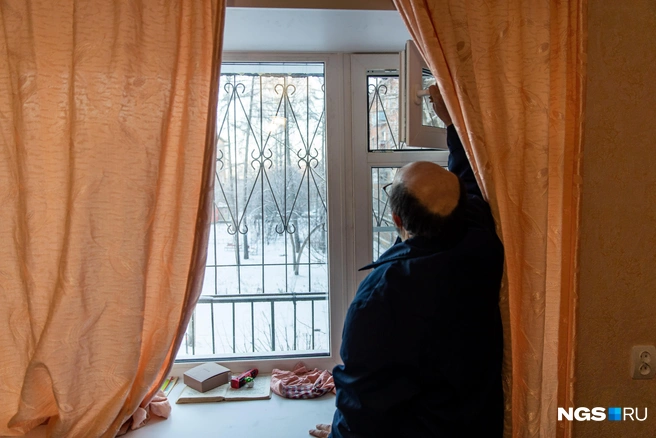 Стоит регулярно устраивать небольшие сеансы проветривания, чтобы обновлять воздух и снижать его сухость | Источник: Александр Ощепков / NGS.RU