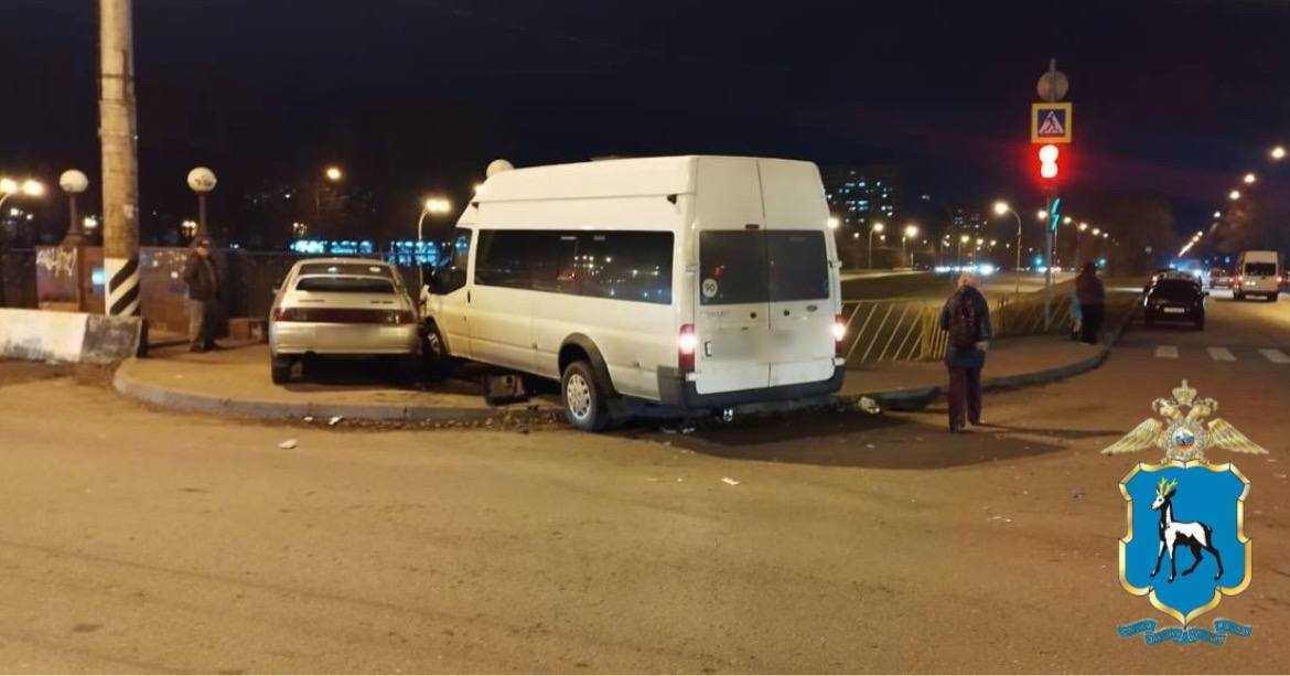 Пассажир без сознания. В Тольятти Lada и микроавтобус влетели в мост у дома быта «Орбита»