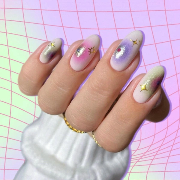 Маникюр с блестящей аурой — изящный дизайн ногтей на Новый год 2026 | Источник: theGirl