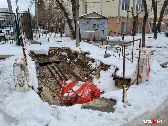В том, что траншея застала несколько времен года и ничуть не изменилась, жители видят даже происки каких-то неведомых провокаторов и саботажников | Источник: Константин Завриков / V1.RU
