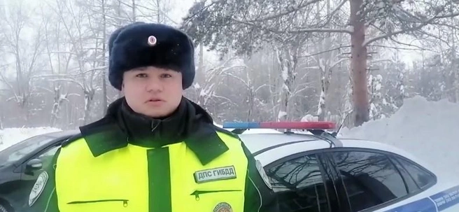 На этом снимке Дмитрий Лавин, инспектор, оказавший помощь водителю | Источник: Патрульный участок / T.me