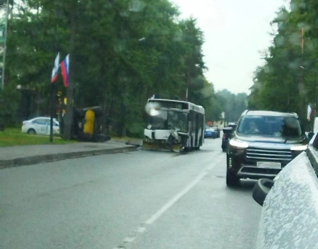 Автобус уложил на боковую трактор во Всеволожске, водителя увезли в больницу | Источник: «ДТП и ЧП | Санкт-Петербург»
