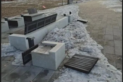 Полиция задержала мужчину, сломавшего скамейки на набережной Амура