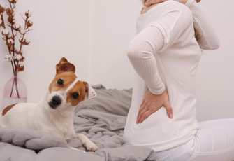 Боль в спине оказалась симптомом паразитов в печени: женщина заразилась от своей собаки