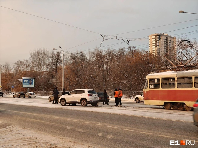 На трамвайных путях случилась авария | Источник: Кирилл Кушнов / E1.RU