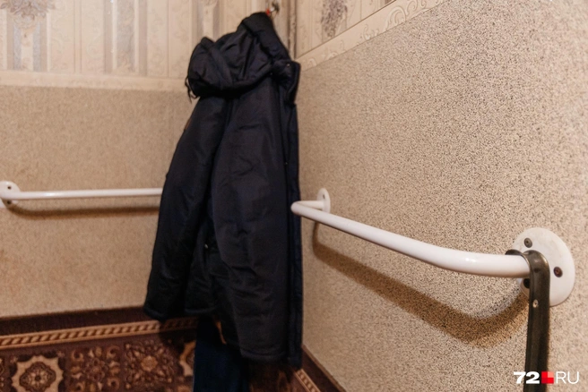 Поручни в коридоре помогают передвигаться | Источник: Ирина Шарова / 72.RU