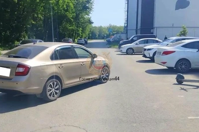 В Саратове Skoda сбила девушку на самокате