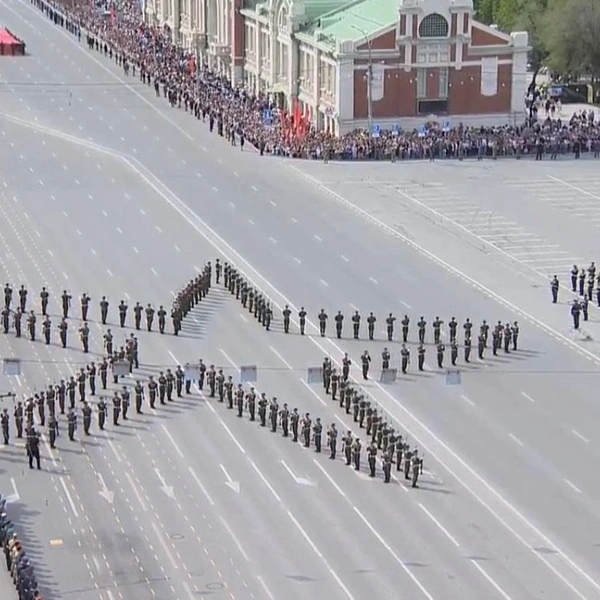 В последний раз выступление курсанты представили 30 лет назад. Например, так участники выстроились в звезду буквально за минуту | Источник: ОТС