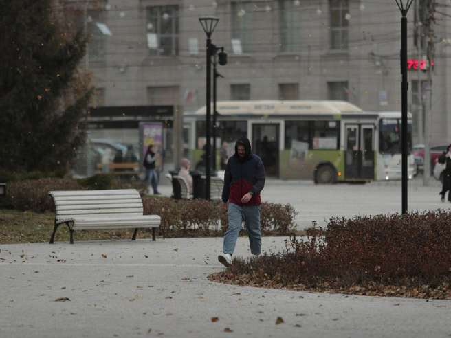 Из-за шквалистого ветра в городе поднялась пылевая буря. | Источник: Андрей Бортко / NGS.RU