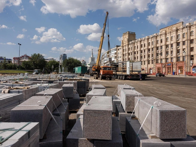 Новые гранитные блоки в центр Волгограда привезли на нескольких фурах | Источник: Алексей Волхонский / V1.RU